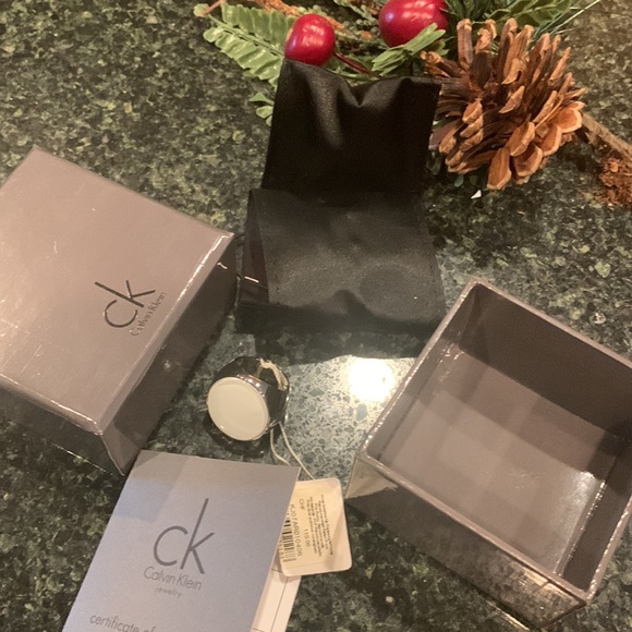 CALVIN KLEIN fashion ring white oval stone silver toned metal heavy jewelry new - Picture 8 of 9